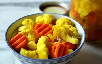 ترشی گل کلم با زرد چوبه رو این طوری درست کن / فوری و ترد با هویج و کرفس