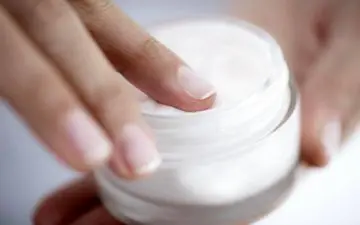 بهترین کرم‌های روشن‌کننده پوست؛ ۵ انتخاب برتر برای شفافیت و یکنواختی رنگ پوست