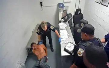 لحظه جراحت شدید متهم در بازداشتگاه پلیس 