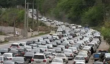 صف ۱۵ کیلومتری خودروها؛ ترافیک در این جاده رکورد زد