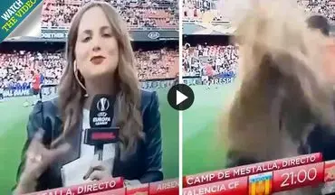 اتفاقی غیرمنتظره برای خبرنگار زن در استادیوم فوتبال!