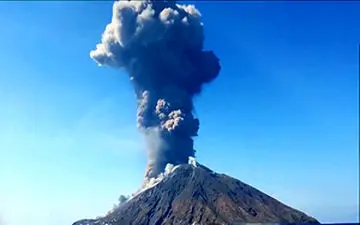 فوران آتشفشان «استرومبولی» در ایتالیا + فیلم