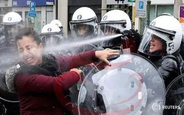 رفتار خشونت آمیز پلیس فرانسه با یک زن فرانسوی +فیلم 