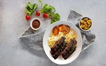 طرز تهیه کباب تابه‌ ای زعفرانی بدون فر (آبدار و لذیذ)