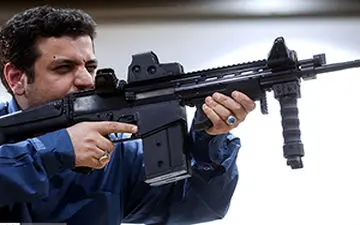 رونمایی از اسلحه ذوالفقار توسط علی اکبر رائفی پور + فیلم