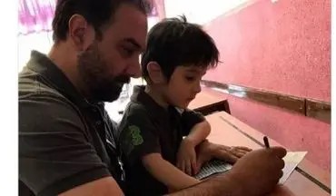 برزو ارجمند به همراه پسرش در حال رای دادن/عکس