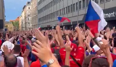 تشویق مسی توسط هواداران چک پیش از دیدار با پرتغال + ویدئو