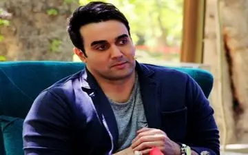 پوریا پورسرخ و دختران ایرانی با ظاهری عجیب و غریب در روسیه