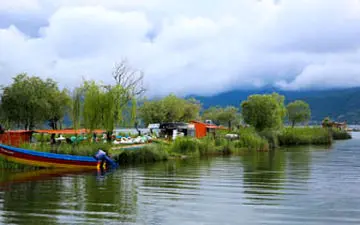 نمایی از دریاچه زیبا و دیدنی زریبار در مریوان + فیلم 