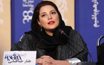 طناز طباطبایی در لحظه دریافت سیمرغ بلورین بهترین بازیگر نقش مکمل زن