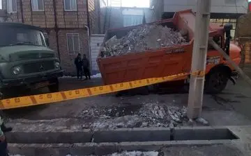 بلعیده شدن کامیون بزرگ وسط خیابان در قزوین ! + عکس های عجیب
