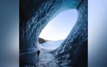غار یخی شگفت‌انگیز در ایسلند + فیلم