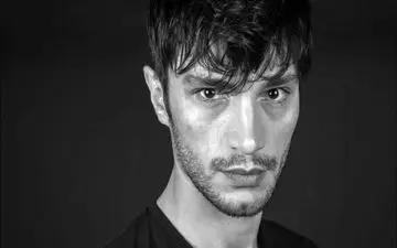 بازیگر محبوب ترک در ایران؛ ایلهان شن با کت ذغالی همه را مجذوب کرد!
