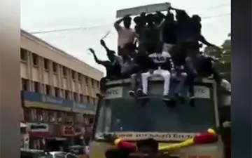 عجیب ترین روش پیاده کردن مسافرانی که روی کابین کامیون نشسته بودند