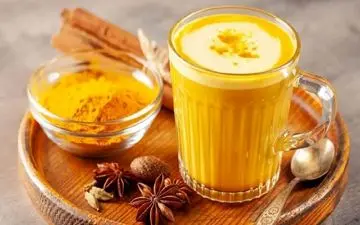 چرا شب‌ها باید شیر زردچوبه بنوشید؟ ۷ فایده شگفت‌انگیز برای بدن شما