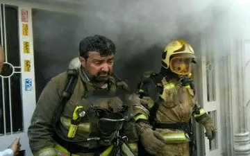 آتش سوزی یک ساختمان در خیابان جمهوری تهران / 20 نفر گرفتار شدند +عکس