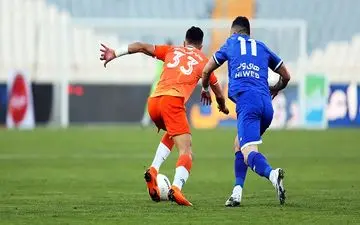 جنجال در پایان نیمه اول  بازی استقلال و سایپا/جر و بحث فکری با خوش‌نظر با فریاد عجیب منادی بر سر مدافع تیمش