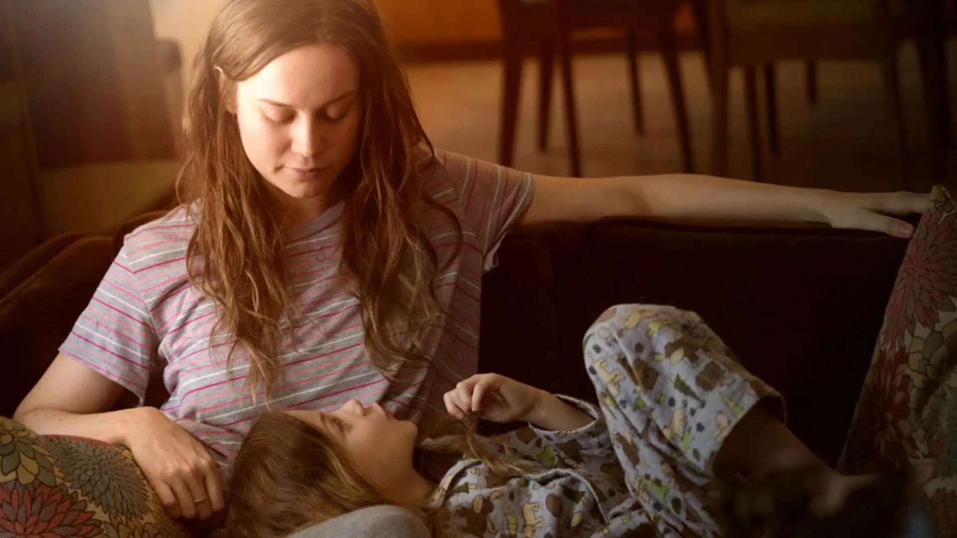 بری لارسون به همراه جیکوب ترمبلی در فیلم Room