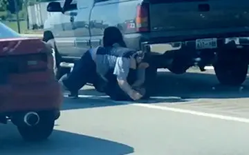 کتک کاری دو راننده در کنار جاده+ فیلم