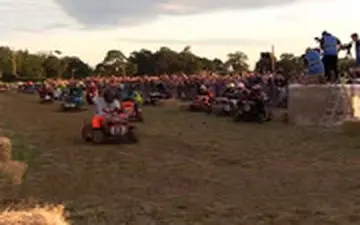 مسابقه‌ ۱۲ ساعته با ماشین‌ چمن‌زنی!