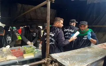 سفره‌داری عراقی‌ها با برپایی موکب‌هایی در حرم حضرت معصومه(س) +فیلم 