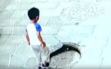 سقوط وحشتناک پسربچه چینی در چاه