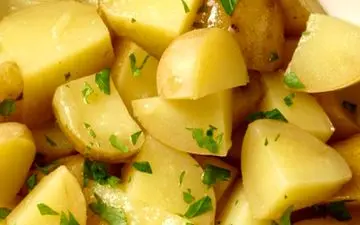 برای داشتن پوست و موی سالم این مواد غذایی را بخورید

