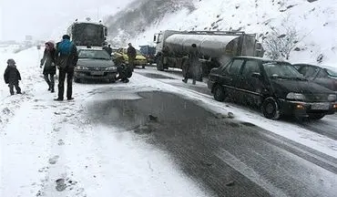 سرنشینان ۳۴ خودروی گرفتار شده در برف در منطقه تاراز امداد رسانی شدند