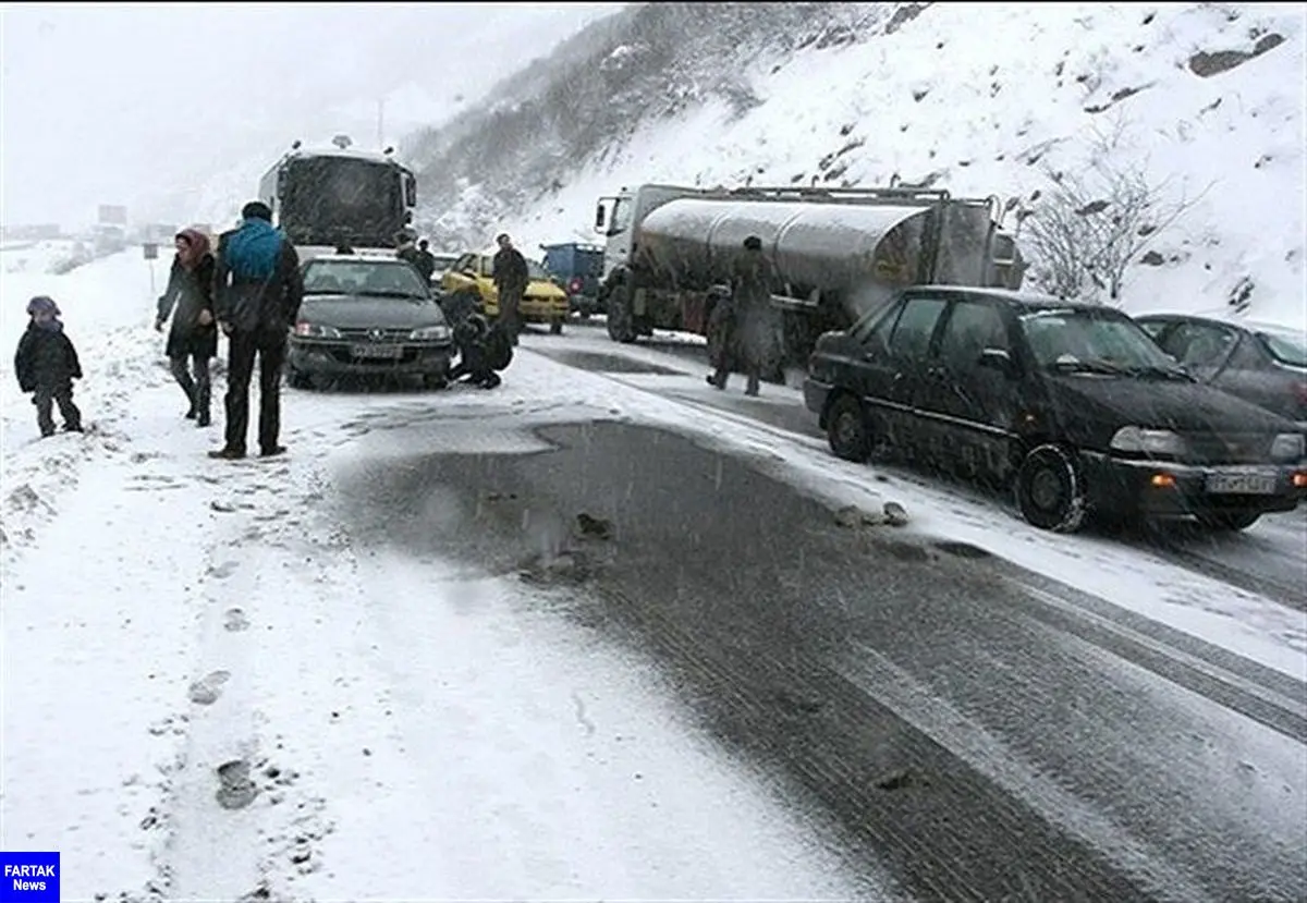 سرنشینان ۳۴ خودروی گرفتار شده در برف در منطقه تاراز امداد رسانی شدند