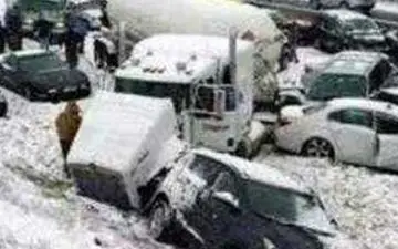 12 مصدوم حاصل تصادف زنجیره ای 9 خودرو در محور باغچه-مشهد