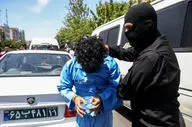 سارق و شرور سابقه‌دار متواری در تهران دستگیر شد