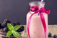 طرز تهیه اسموتی شاه توت با موز و توت فرنگی!