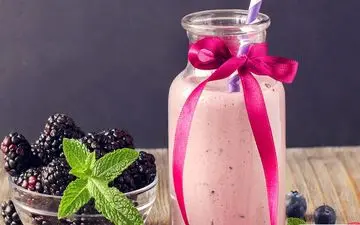 طرز تهیه اسموتی شاه توت با موز و توت فرنگی!