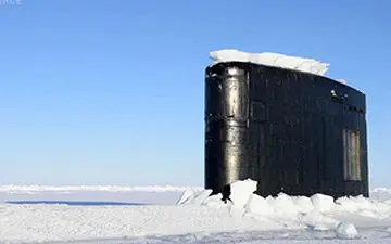 آزمایش زیر دریایی اتمی نیروی دریایی آمریکا در میان یخ‌های قطبی + فیلم