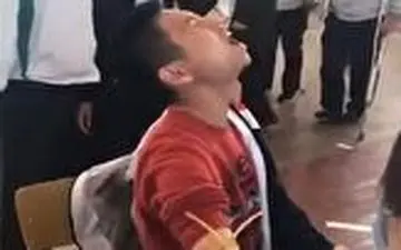 وحشت خنده‌دار دانش‌آموز دبیرستانی از آمپول زدن 