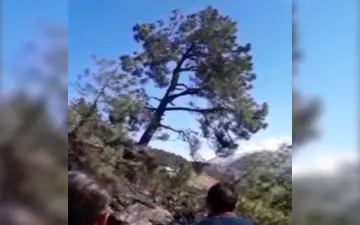 لحظه ریزش کوه و مسدود شدن جاده 