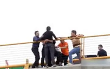 جلوگیری از خودکشی مرد جوان در مشهد توسط مردم