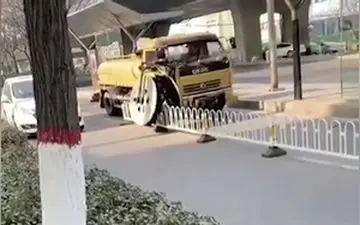 نحوه شستن و ضد عفونی کردن نرده‌ها در تایوان + فیلم