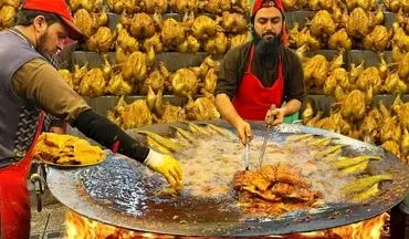 مهارت آشپزی در خیابان‌های پاکستان: تماشای کباب شدن 15 مرغ دور آتش (ویدئو)