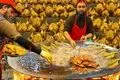مهارت آشپزی در خیابان‌های پاکستان: تماشای کباب شدن 15 مرغ دور آتش (ویدئو)