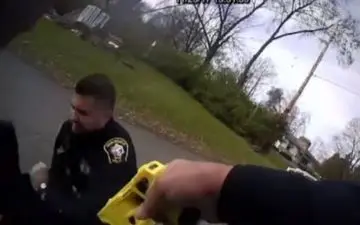 لحظه شلیک اشتباهی افسر آمریکایی به همکار خودش! + فیلم