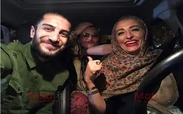 سلفی شاد و توماشینی ساناز صفایی به همراه کارگردانش در یک فیلم/ عکس