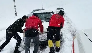 رهاسازی 8 دستگاه خودرو گرفتار در برف و کولاک در اشنویه