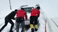 رهاسازی 8 دستگاه خودرو گرفتار در برف و کولاک در اشنویه