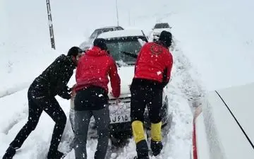 رهاسازی 8 دستگاه خودرو گرفتار در برف و کولاک در اشنویه
