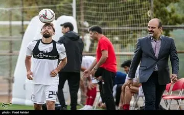  حضور فرد ناشناس در تمرین تیم ملی فوتبال با لباس کادر فنی و سکوت مسئولان + عکس