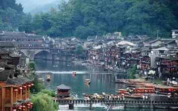 فنگ هوانگ، شهری که در زمان یخ زده است!