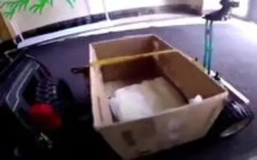 ابتکار زن چینی برای مقابله با کرونا/ استفاده از ربات برای خریدهای روزانه 