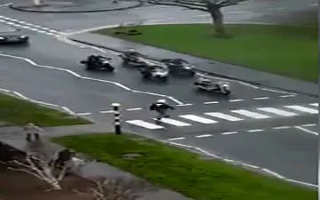 اقدام تحسین برانگیز یک موتورسوار در خیابان + فیلم