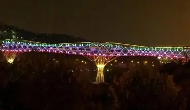 پل طبیعت به رنگ پرچم ایران